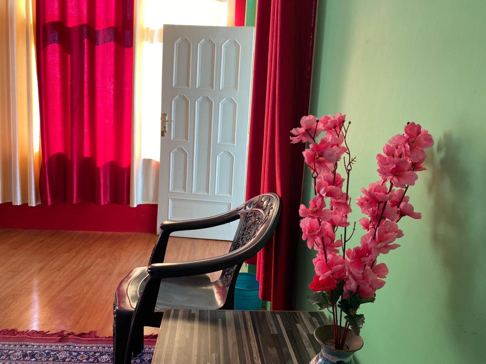 דרמסאלה Jagatram Niwas Guesthouse Dharamkot מראה חיצוני תמונה