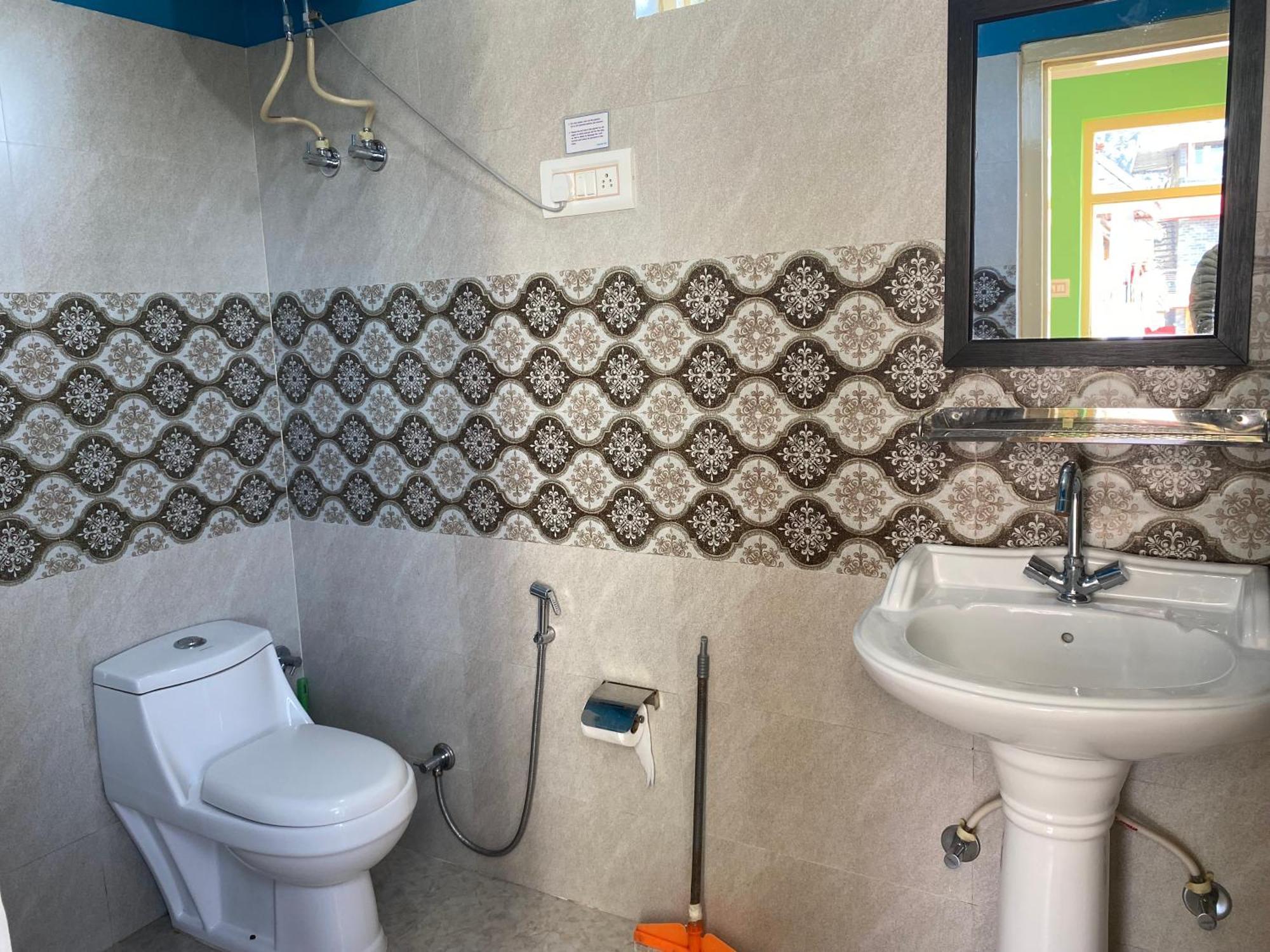 דרמסאלה Jagatram Niwas Guesthouse Dharamkot מראה חיצוני תמונה